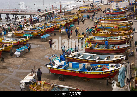 Bunte hölzerne Fischerboote auf dem Fischmarkt zum UNESCO-Weltkulturerbe port Stadt Valparaiso in Chile. Stockfoto