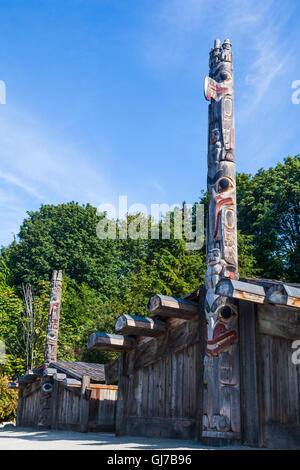 Totempfähle und Langhaus Ausstellung im Museum für Völkerkunde auf dem Campus der UBC in Vancouver Stockfoto