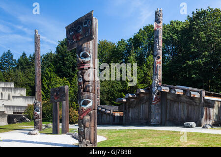 Totempfähle und Langhaus Ausstellung im Museum für Völkerkunde auf dem Campus der UBC in Vancouver Stockfoto