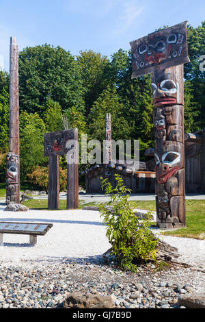 Totempfähle und Langhaus Ausstellung im Museum für Völkerkunde auf dem Campus der UBC in Vancouver Stockfoto