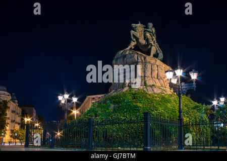 Nachtansicht auf Reiter Denkmal Getman Bogdan Khmelnitskiy auf dem Sofijewskaja Platz in Kiew Stockfoto