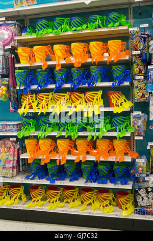 Eine bunte Diplay von Schaufeln und Eimern auf der Party Store auf der West 14th Street in Manhattan, New York City Stockfoto