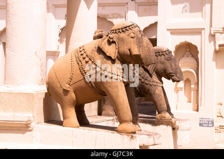 Zwei große klassische Elefant Skulpturen am alten Jaina-Tempel von Khajuraho Stockfoto