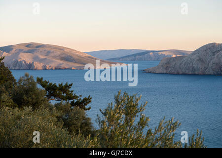 Blick auf die Insel Prvic von Baska Insel Krk, Kroatien Stockfoto