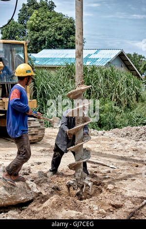 Spundwand Bohr Maschine und Besatzung. Stockfoto