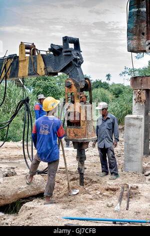 Spundwand Bohr Maschine und Besatzung. Stockfoto