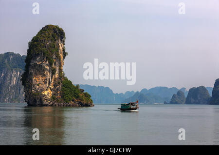 Ngon Tay Inselchen im Kanal Nord-Osten der Insel Cat Ba, Ha Long Bay, Quang Ninh, Viet Nam Stockfoto