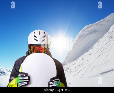 Snowboarder mit seinem Snowboard abseits der Piste, schöne Landschaft Winterpanorama auf Hintergrund Stockfoto