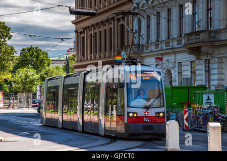 Gay Regenbogen Fähnchen in der Straßenbahn während der Gay Pride Day, Wien, Österreich Stockfoto