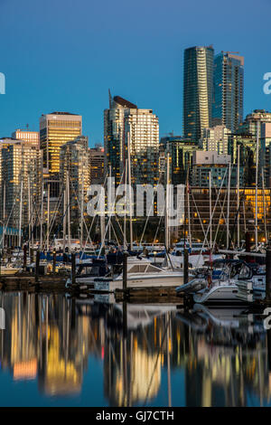 Die Skyline der Stadt in der Dämmerung, Vancouver, Britisch-Kolumbien, Kanada Stockfoto