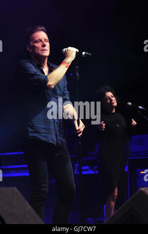 Belfast, Nordirland. 13. August 2016 - schottische Band Deacon Blue spielen Feile eine Phobail Stockfoto