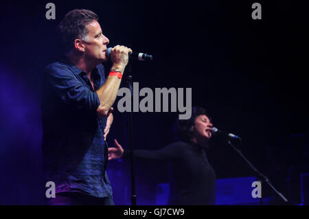 Belfast, Nordirland. 13. August 2016 - schottische Band Deacon Blue spielen Feile eine Phobail Stockfoto