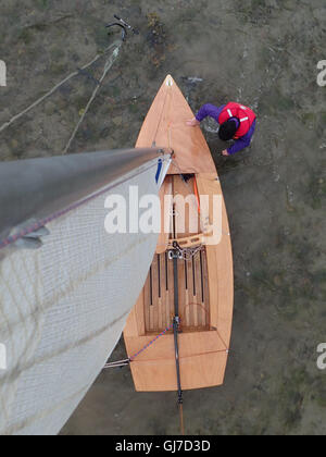 Blick nach unten von oben des Mastes Flitzer Klasse Segeln Jolle mit männlichen Helm in den Sechzigern Stockfoto