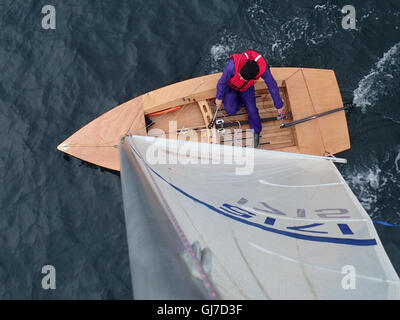 Blick nach unten von oben des Mastes Flitzer Klasse Segeln Jolle mit männlichen Helm in den Sechzigern Stockfoto