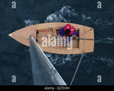 Blick nach unten von oben des Mastes Flitzer Klasse Segeln Jolle mit männlichen Helm in den Sechzigern Stockfoto