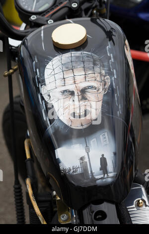 Harley Davidson Motorrad Tank lackiert mit Hellraiser Stockfoto