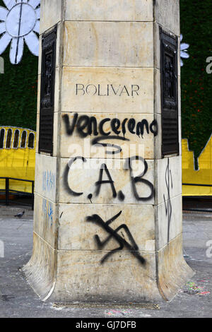 Durchgestrichenen Hakenkreuz und Graffiti auf Basis der Statue des Simón Bolívar, Plaza Bolivar, Bogota, Kolumbien Stockfoto