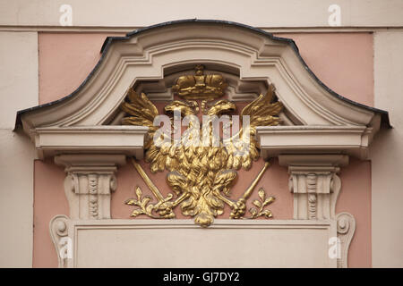 Habsburger Doppeladler dargestellt am Haus der Steinadler auf männlich Platz in der Altstadt in Prag, Tschechien. Stockfoto