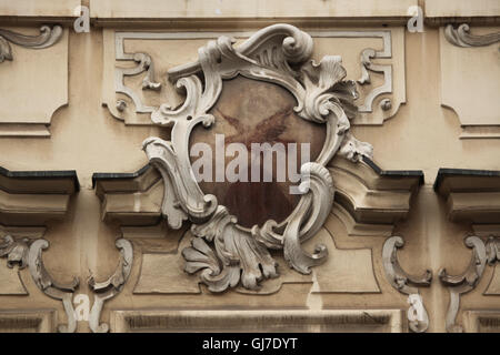 Barockhaus unterzeichnen am Haus der roten Adler in Nerudova Straße auf der Kleinseite in Prag, Tschechien. Stockfoto