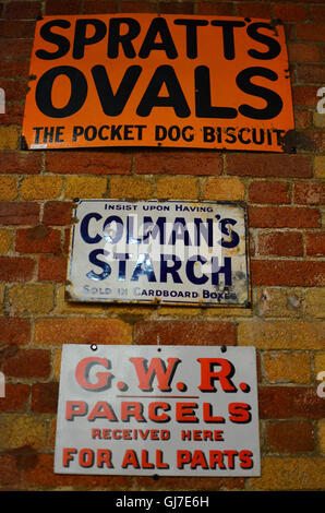 Alte Werbung an das National Railway Museum in York, Yorkshire, England UK Stockfoto