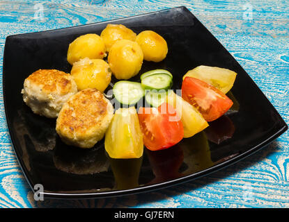 Das Foto zeigt eine Gericht auf blauem Hintergrund Stockfoto