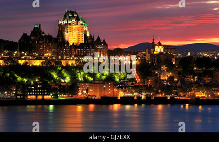 Quebec City Skyline bei Sonnenuntergang und Saint Lawrence River, Kanada Stockfoto