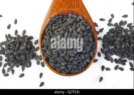 Schwarzer Sesam in Holzlöffel Stockfoto