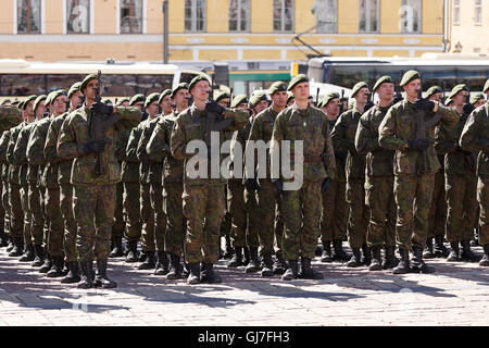 Wehrpflichtige des Regiments Garde Jaeger in der Öffentlichkeit ihren militärischen Eid geben, Finnland loyal zu allen Zeiten zu dienen. Stockfoto