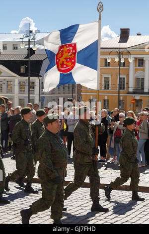 Flagge des Regiments Garde Jaeger ist feierlich vor der finnischen Wehrpflichtigen zu geben, ihren militärischen Eid durchgeführt. Stockfoto