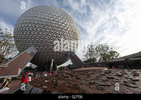 Orlando, Florida, USA. 28. April 2010. Raumschiff Erde mit Wasserspiel vorne am Epcot, Walt Disney World Stockfoto
