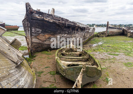 verlassene Boote am Ufer Flusses Orwell-Mündung bei Pin Mill in Suffolk uk Stockfoto