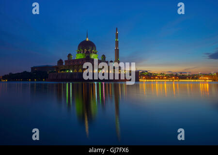 Die Ansicht der Putra-Moschee, die eine der zwei großen Moscheen in der Stadt Putrajaya, Malaysia am frühen Morgen. Stockfoto