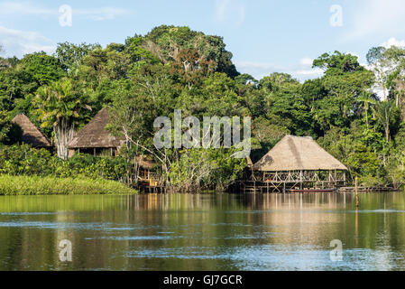 Sani Lodge im Amazonas, der Haupt-Lodge am Fluss. Yasuni-Nationalpark in Ecuador, Südamerika. Stockfoto