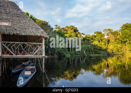 Kanu ist der Haupttransport über die Wasserwege in Sani Lodge im Amazonas. Yasuni-Nationalpark in Ecuador, Südamerika. Stockfoto