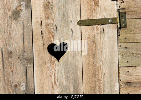 Geschnitztes Herz In Holztür Stockfoto