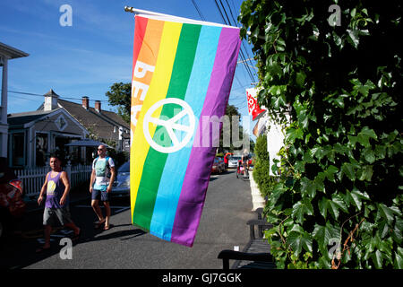 Regenbogen Flagge, Commercial Street, Provincetown, Cape Cod, Massachusetts Stockfoto