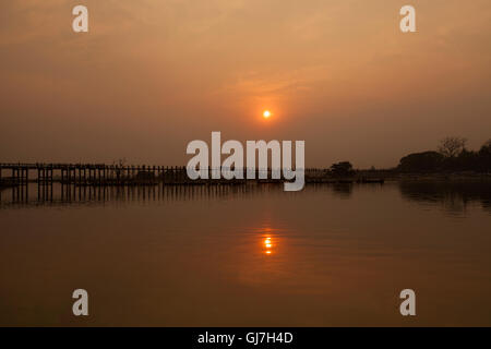 Sonnenuntergang über der historischen hölzernen U Bein Brücke in der Nähe von Mandalay in Burma Stockfoto