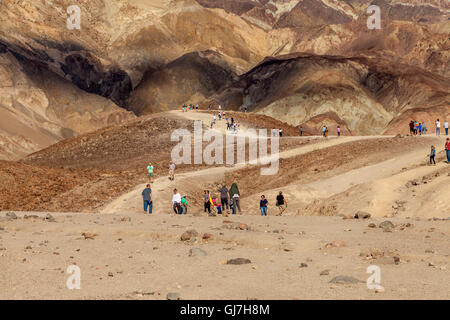 Touristen, Wandern auf den vulkanischen und sedimentären Hügeln in der Nähe von Palette des Künstlers in Death Valley Nationalpark, Kalifornien, USA Stockfoto