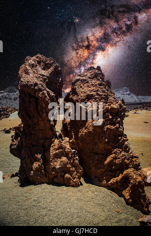 Milchstraße über Vulkangestein auf Teneriffa Stockfoto