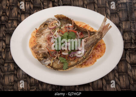 Gegrillter Fisch mit frischem Gemüse und süßer Chilisauce Stockfoto