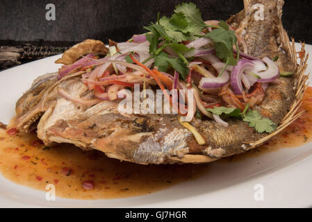 Gegrillter Fisch mit frischem Gemüse und süßer Chilisauce Stockfoto