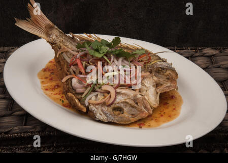 Gegrillter Fisch mit frischem Gemüse und süßer Chilisauce Stockfoto