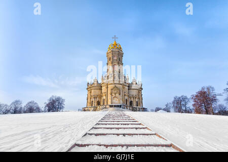 Znamenskaya Kirche in Dubrovici im Winter, Gebiet Moskau, Russland Stockfoto