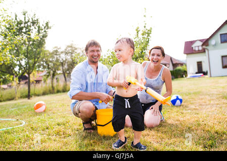 Junge mit Mutter und Vater nach einander plantschen Stockfoto