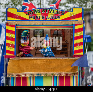 Herr Schlag mit Joey The Clown in einem Punch and Judy Stand Stockfoto