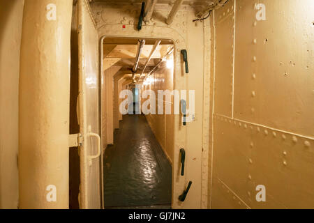 Im Inneren der HMS Caroline, die im Titanic Quarter, Belfast vertäut ist Stockfoto