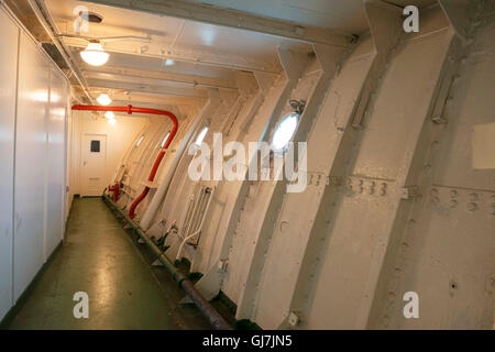 Im Inneren der HMS Caroline, die im Titanic Quarter, Belfast vertäut ist Stockfoto