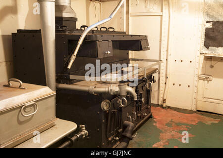 Im Inneren der HMS Caroline, die im Titanic Quarter, Belfast vertäut ist Stockfoto