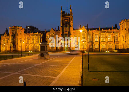 Queen's University in der Nacht, Belfast Stockfoto