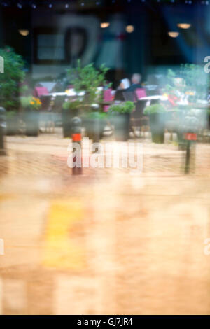 verschwommene bunte Schaufenster mit Reflexionen von der Straße Stockfoto